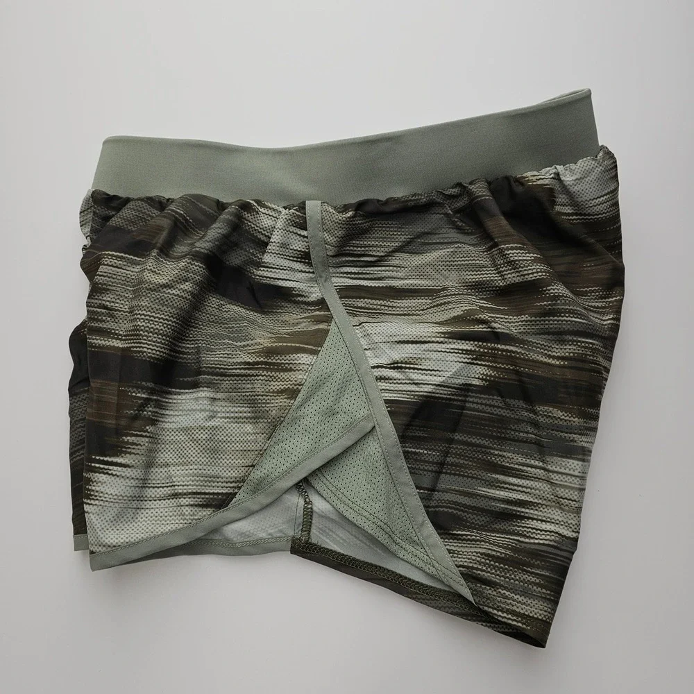 Under Armour HeatGear Fly By Running Shorts Green Camo Print Womens XS Loose Fit - Picture 3 of 12